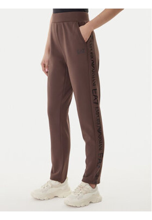 EA7 Emporio Armani Dres 7W000116 AF10443 U6063 Brązowy Regular Fit. Kolor: brązowy. Materiał: syntetyk