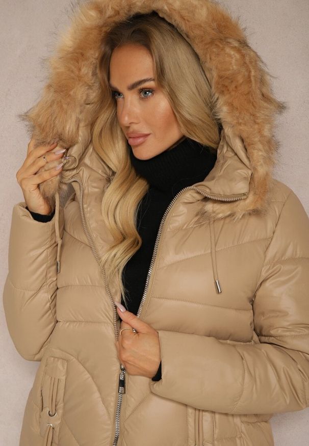 Renee - Beżowa Trapezowa Kurtka z Pikowanymi Przeszyciami i Kapturem z Odpinanym Futrem Deoiala. Okazja: na co dzień. Kolor: beżowy. Materiał: futro. Długość rękawa: długi rękaw. Długość: długie. Styl: wizytowy, casual, elegancki