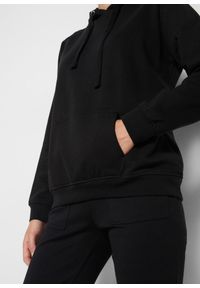 bonprix - Bluza z kapturem, z miękkiego materiału frotte. Typ kołnierza: kaptur. Kolor: czarny. Materiał: materiał. Styl: sportowy #2