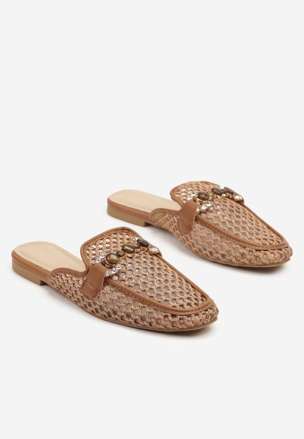 Born2be - Brązowe Siateczkowe Klapki Typu Mule z Klamrą i Cyrkoniami Nimithara. Okazja: na co dzień, na spacer. Kolor: brązowy. Materiał: jeans. Wzór: aplikacja. Sezon: lato, wiosna. Styl: elegancki, casual