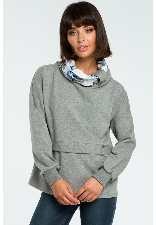 e-margeritka - Damska bluza bawełniana z kolorowym kołnierzem szara - 2xl/3xl. Kolor: szary. Materiał: bawełna. Długość rękawa: długi rękaw. Długość: długie. Wzór: kolorowy. Sezon: zima, jesień