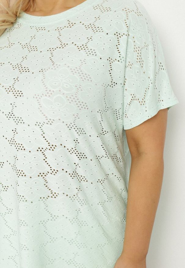 Born2be - Jasnozielona Ażurowa Bluzka z Bawełną Clavienne. Okazja: na co dzień. Kolekcja: plus size. Kolor: zielony. Materiał: bawełna. Długość rękawa: krótki rękaw. Długość: krótkie. Wzór: ażurowy. Styl: elegancki, casual