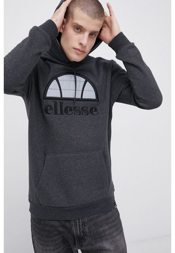 Ellesse Bluza męska kolor szary z kapturem z aplikacją. Okazja: na co dzień. Typ kołnierza: kaptur. Kolor: szary. Wzór: aplikacja. Styl: casual