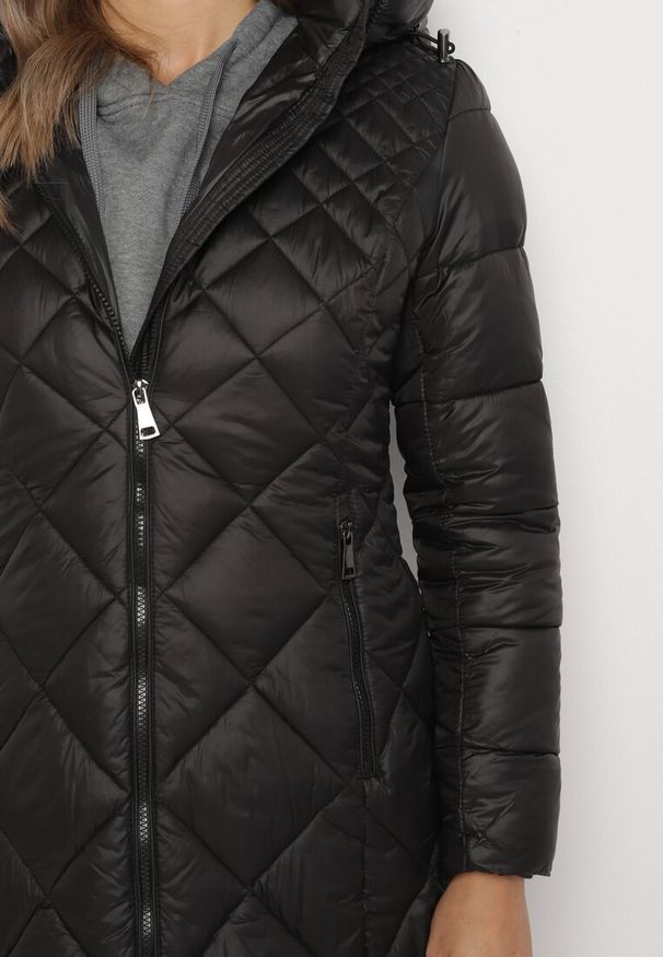 Born2be - Czarna Długa Pikowana Kurtka z Kapturem Sisilara. Okazja: na spacer, na co dzień. Typ kołnierza: kaptur. Kolor: czarny. Długość: długie. Sezon: zima, jesień. Styl: klasyczny, casual, elegancki