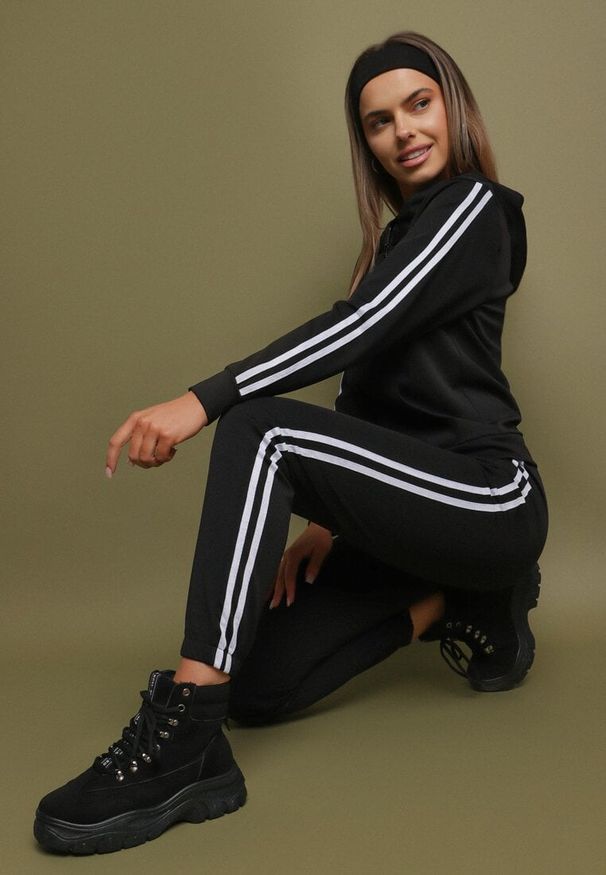 Born2be - Czarny Komplet Dresowy Spodnie i Rozpinana Bluza z Kapturem Odovisa. Kolor: czarny. Materiał: dresówka. Sport: turystyka piesza
