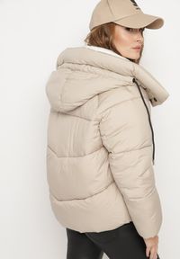 Born2be - Jasnobeżowa Kurtka z Pikowanymi Przeszyciami i Odpinanym Kapturem Eantina. Okazja: na co dzień. Kolor: beżowy. Materiał: jeans, materiał. Długość rękawa: długi rękaw. Długość: długie. Styl: klasyczny, casual #7