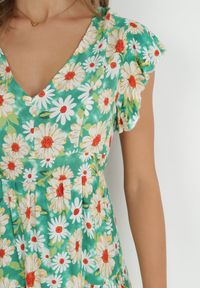 Born2be - Jasnozielona Sukienka Mini z Wiskozy z Gumką w Pasie i Falbankami Nidi. Typ kołnierza: kołnierz z falbankami. Kolor: zielony. Materiał: wiskoza. Długość: mini #4