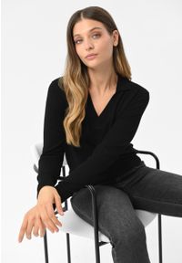 Volcano - Sweter z kołnierzykiem S-TOYO. Okazja: na co dzień, na spotkanie biznesowe. Typ kołnierza: dekolt w serek. Kolor: czarny. Materiał: prążkowany, dzianina, jeans. Wzór: gładki. Styl: biznesowy, casual, elegancki #1