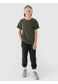 4f - 4F T-shirt gładki chłopięcy - oliwkowy/khaki 122 (6-7 lat). Okazja: na co dzień. Kolor: oliwkowy, brązowy, wielokolorowy. Materiał: dzianina, bawełna, jersey. Długość rękawa: krótki rękaw. Długość: krótkie. Wzór: gładki. Sezon: lato. Styl: klasyczny, sportowy, casual