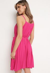 Born2be - Fuksjowa Sukienka z Regulowanymi Ramiączkami z Materiałowym Paskiem Liata. Okazja: na spacer, na imprezę. Typ kołnierza: dekolt w kształcie V. Kolor: różowy. Materiał: materiał. Długość rękawa: na ramiączkach. Sezon: lato #7