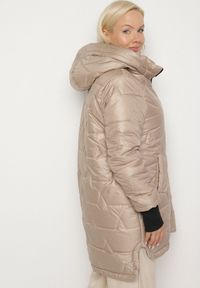 Born2be - Beżowa Przejściowa Kurtka z Pikowanymi Przeszyciami Fesinoa. Okazja: na co dzień, na spacer. Typ kołnierza: kaptur. Kolekcja: plus size. Kolor: beżowy. Materiał: jeans. Styl: casual #3