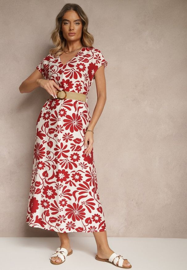 Renee - Czerwona Rozkloszowana Sukienka z Wiskozy z Paskiem z Klamrą Zarenele. Okazja: na co dzień. Typ kołnierza: dekolt w kształcie V. Kolor: czerwony. Materiał: wiskoza. Sezon: wiosna, lato. Styl: casual, elegancki, klasyczny