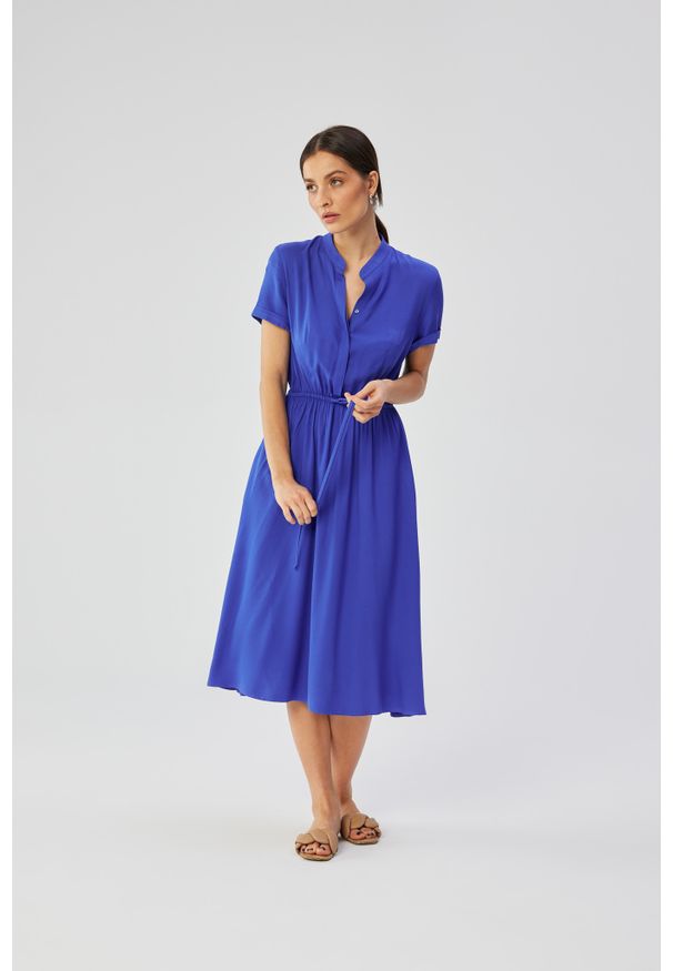 MOE - Niebieska Rozkloszowana Sukienka Wiązana w Pasie Krótki Rękaw. Kolor: niebieski. Materiał: wiskoza. Długość rękawa: krótki rękaw