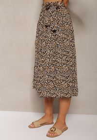 Renee - Czarno-Beżowe Plisowane Spodnie Szwedy High Waist z Materiałowym Paskiem i Gumką w Talii Isefia. Okazja: na co dzień. Stan: podwyższony. Kolor: czarny. Materiał: materiał. Styl: elegancki, casual #3