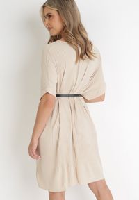 Born2be - Beżowa Plisowana Sukienka Pudełkowa z Paskiem Savima. Kolor: beżowy. Typ sukienki: oversize #4