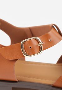 Born2be - Brązowe Sandały VICES z Przeplatanymi Paskami i Elegancką Aplikacją Peticea. Okazja: na co dzień. Zapięcie: pasek. Kolor: brązowy. Materiał: jeans. Wzór: aplikacja. Sezon: lato. Styl: elegancki #8