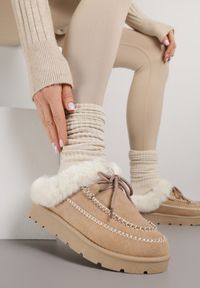 Renee - Ciemnobeżowe Śniegowce z Niską Cholewką Futerkiem i Ozdobnymi Przeszyciami Isaweda. Okazja: na spacer, na co dzień. Wysokość cholewki: przed kostkę. Kolor: beżowy. Materiał: futro. Szerokość cholewki: normalna. Styl: casual #5