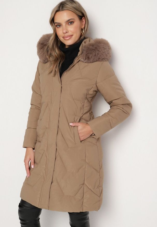 Born2be - Ciemnobeżowa Kurtka Pikowana o Długim Fasonie z Kapturem i Futrem Vertizola. Okazja: na spacer, na co dzień. Typ kołnierza: kaptur. Kolor: beżowy. Materiał: futro. Długość: długie. Styl: casual, elegancki