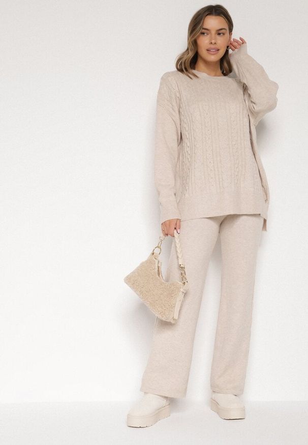 Born2be - Jasnobeżowy Komplet Dzianinowy z Bawełną i Wełną Spodnie i Warkoczowy Sweter Errela. Kolor: beżowy. Materiał: wełna, bawełna, dzianina
