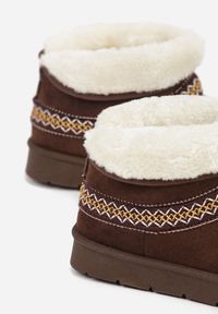 Born2be - Ciemnobrązowe Wsuwane Śniegowce z Imitacji Zamszu Zdobione Haftem i Futerkiem Zetesse. Okazja: na co dzień. Zapięcie: bez zapięcia. Kolor: brązowy. Materiał: zamsz, futro. Wzór: haft, aplikacja. Sezon: zima. Styl: casual, elegancki #2
