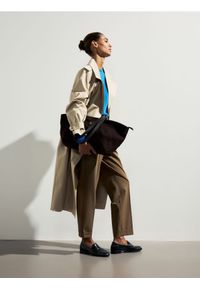 Reserved - Torebka shopper z imitacji zamszu - ciemnobrązowy. Kolor: brązowy. Materiał: zamszowe #1