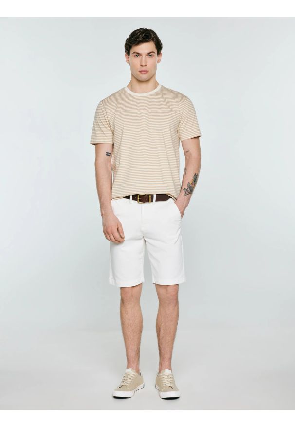 Big-Star - Szorty męskie chinosy białe Rosson 100. Okazja: na co dzień. Kolor: biały. Materiał: elastan, bawełna, tkanina. Sezon: lato. Styl: elegancki, klasyczny, casual