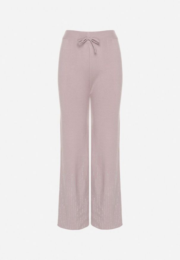 Born2be - Jasnofioletowe Szerokie Spodnie z Wysokim Stanem i Gumką w Pasie Ozdobione Cyrkoniami Saviane. Okazja: na co dzień. Stan: podwyższony. Kolor: fioletowy. Wzór: aplikacja. Styl: klasyczny, casual, elegancki