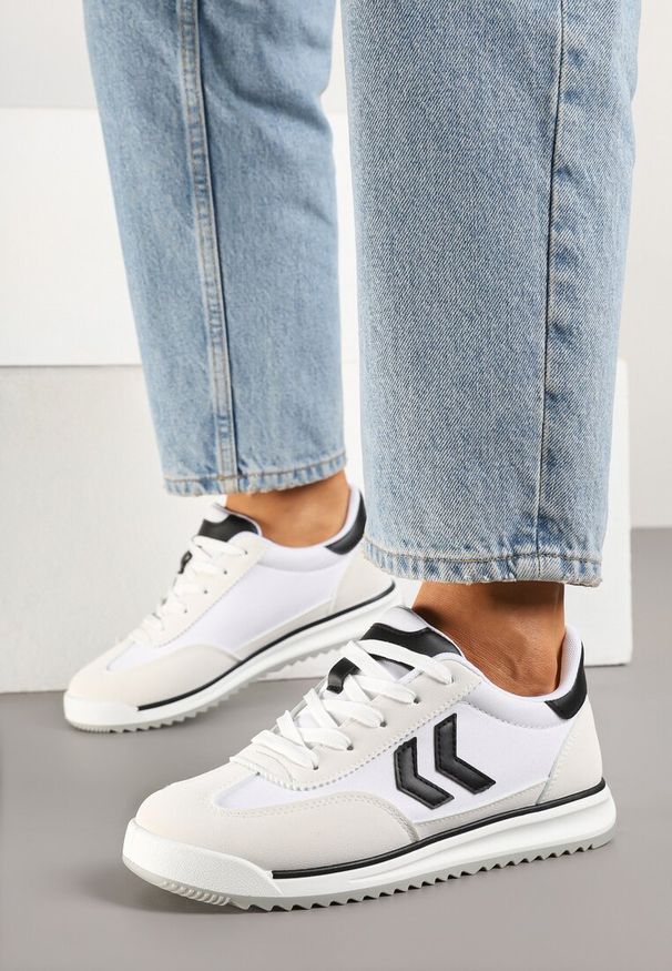 Renee - Białe Sneakersy ze Wzorem Strzałek Faltewia. Okazja: na co dzień, na spacer. Kolor: biały. Materiał: jeans. Sport: turystyka piesza