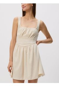 Reserved - Kreszowana sukienka mini - kremowy. Kolor: kremowy. Materiał: dzianina. Długość: mini