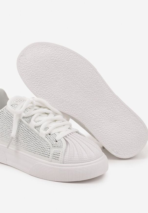 Born2be - Białe Sneakersy Ozdobione Cyrkoniami i Tłoczonym Noskiem Calreis. Okazja: na co dzień. Kolor: biały. Materiał: jeans. Wzór: aplikacja. Obcas: na płaskiej podeszwie