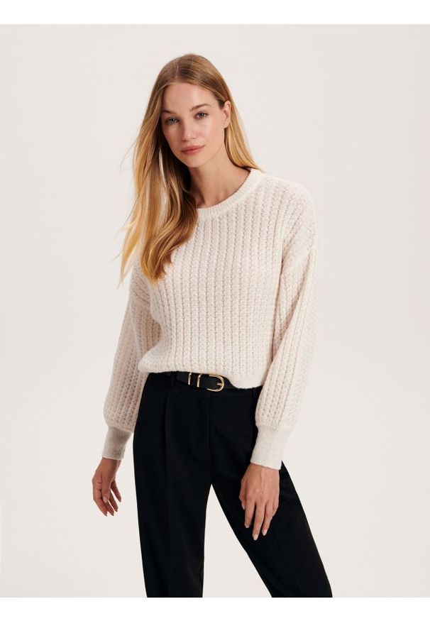 Reserved - Sweter w prążek - kremowy. Kolor: kremowy. Materiał: dzianina. Wzór: prążki