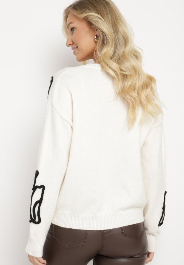 Born2be - Jasnobeżowy Sweter z Geometrycznym Wzorem i Cekinami Vitiara. Okazja: na spotkanie biznesowe, na co dzień. Kolor: beżowy. Długość rękawa: długi rękaw. Długość: długie. Wzór: geometria. Styl: elegancki, casual, biznesowy