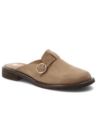 Klapki damskie Armodo, skórzane typu mule z zabudowanym noskiem i ozdobnym paskiem z klamrą osadzone na niskim obcasie, beżowe, 1720. Okazja: na co dzień. Kolor: beżowy. Materiał: skóra. Sezon: wiosna, lato. Obcas: na obcasie. Styl: casual, elegancki, klasyczny. Wysokość obcasa: niski #1