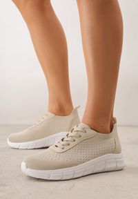 Born2be - Beżowe Minimalistyczne Buty Sportowe z Siateczki na Tłoczonej Podeszwie Zanera. Okazja: na co dzień, na spacer. Kolor: beżowy. Materiał: jeans. Szerokość cholewki: normalna. Sport: turystyka piesza, fitness, joga i pilates #1