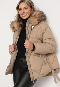 Born2be - Ciemnobeżowa Pikowana Kurtka z Kapturem z Futrem i Rozcięciami na Napy Karintinnia. Okazja: na co dzień. Typ kołnierza: kaptur. Kolor: beżowy. Materiał: futro. Styl: casual, elegancki #6