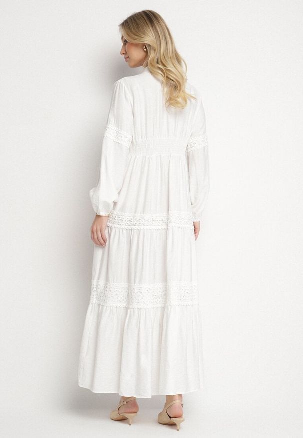 Born2be - Biała Rozkloszowana Sukienka z Wiskozy Zdobiona Koronką Gonireth. Okazja: na spacer, na co dzień. Typ kołnierza: dekolt w kształcie V. Kolor: biały. Materiał: wiskoza, koronka. Długość rękawa: długi rękaw. Wzór: aplikacja, koronka. Styl: casual, elegancki, klasyczny