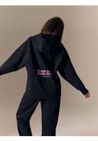 4f - 4F Bluza dresowa loose z kapturem damska - czarna L. Okazja: na co dzień. Typ kołnierza: kaptur. Kolor: czarny. Materiał: dresówka. Wzór: gładki. Styl: casual #2