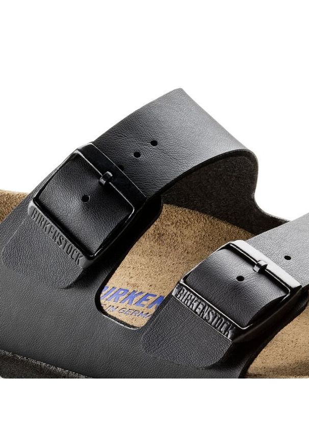 Klapki unisex Birkenstock Arizona BS (0551253). Okazja: na co dzień, do domu, na spacer. Kolor: czarny. Materiał: zamsz, skóra, materiał. Wzór: paski, gładki. Sezon: lato. Styl: klasyczny, casual