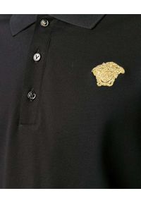 VERSACE - Czarna koszulka polo z haftowanym logo. Typ kołnierza: polo. Kolor: czarny. Materiał: bawełna. Wzór: haft #2