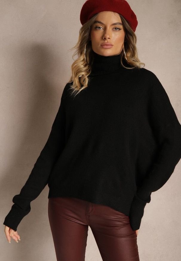 Renee - Czarny Casualowy Golf z Wełną i Wiskozą Rinlia. Okazja: na co dzień. Typ kołnierza: golf. Kolor: czarny. Materiał: wiskoza, wełna. Długość rękawa: długi rękaw. Długość: długie. Wzór: aplikacja. Styl: casual