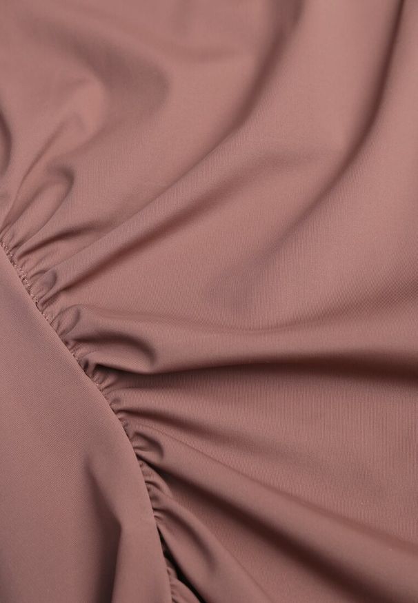 Renee - Brązowe Body o Asymetrycznym Kroju z Marszczeniem Asintlia. Okazja: na co dzień, do pracy. Kolor: brązowy. Styl: casual, elegancki