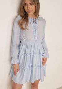 Born2be - Jasnoniebieska Wiskozowa Sukienka na Lato w Stylu Boho z Falbankami i Wiązaniem Barpea. Okazja: na spacer, na co dzień. Typ kołnierza: kołnierz z falbankami. Kolor: niebieski. Materiał: wiskoza. Sezon: lato. Styl: boho #1