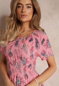 Renee - Różowa Wiskozowa Sukienka Maxi w Kwiaty Gumką w Pasie Shyle. Kolor: różowy. Materiał: wiskoza. Długość rękawa: krótki rękaw. Wzór: kwiaty. Sezon: wiosna, lato. Długość: maxi #5