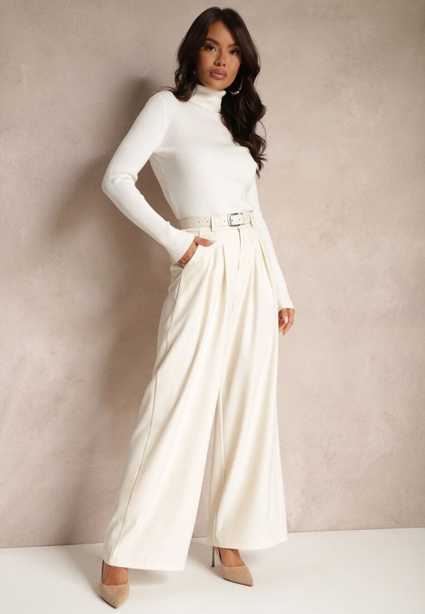 Renee - Beżowe Spodnie Palazzo High Waist z Szerokimi Nogawkami i Paskiem z Metalową Klamrą Oinna. Okazja: do pracy, na co dzień. Stan: podwyższony. Kolor: beżowy. Styl: klasyczny, casual, elegancki