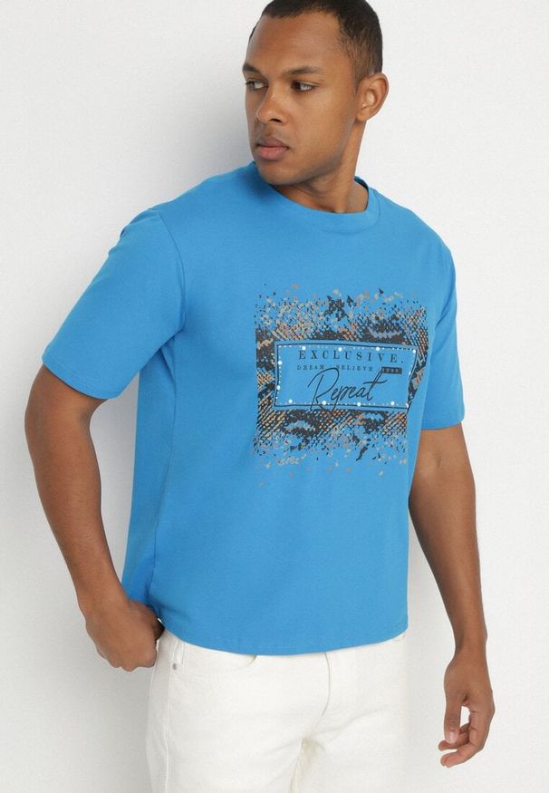 Born2be - Niebieski Bawełniany T-shirt Ozdobiony Nadrukiem Nartzedi. Okazja: na co dzień. Kolor: niebieski. Materiał: bawełna. Wzór: aplikacja, nadruk. Styl: casual