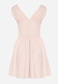 Born2be - Różowa Sukienka Vices o Rozkloszowanym Kroju z Wiązaniem Foliseia. Okazja: na co dzień. Typ kołnierza: dekolt w kształcie V. Kolor: różowy. Materiał: poliester, jeans. Długość rękawa: bez rękawów. Styl: casual, elegancki, klasyczny #6