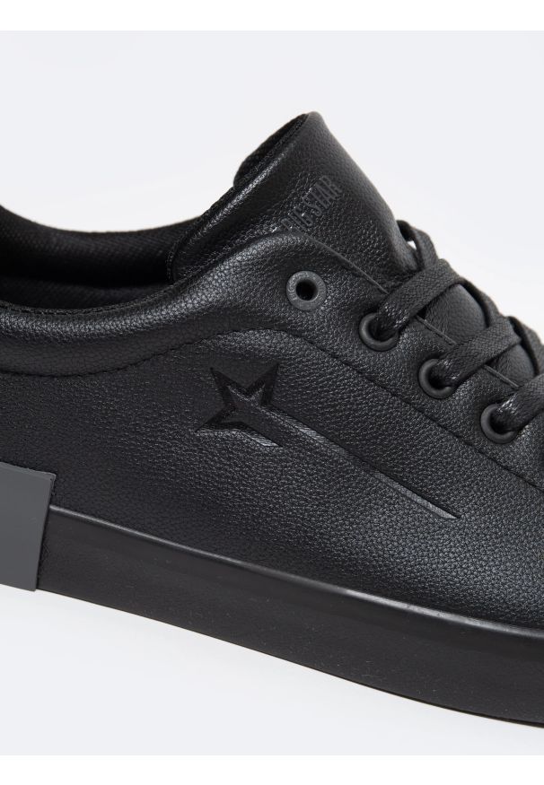 Big-Star - Sneakersy męskie ze skóry ekologicznej czarne OO174019 906. Okazja: na co dzień, na spacer. Nosek buta: okrągły. Kolor: czarny. Materiał: skóra ekologiczna. Szerokość cholewki: normalna. Sport: turystyka piesza