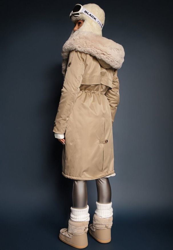 Renee - Beżowa Długa Kurtka Parka Nylonowa Płaszcz z Futrzanymi Wstawkami Rinale. Kolor: beżowy. Materiał: nylon, futro. Długość: długie