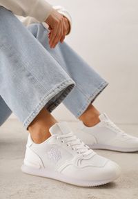 Renee - Białe Przeszywane Sneakersy w Klasycznym Stylu Zeosa. Kolor: biały. Materiał: jeans. Szerokość cholewki: normalna. Wzór: aplikacja #1