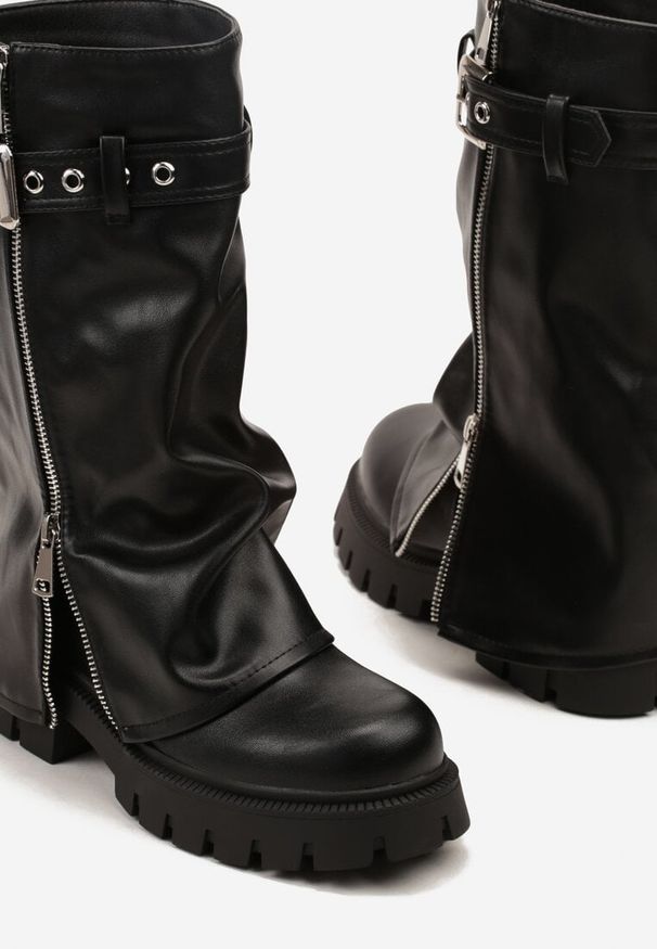 Born2be - Czarne Botki z Wywiniętą Cholewką Zapinaną na Suwak i Pasek z Klamrą Vemalisa. Okazja: na spacer. Zapięcie: klamry. Kolor: czarny. Materiał: jeans. Szerokość cholewki: normalna. Wzór: motyw zwierzęcy. Sezon: jesień